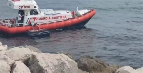 Si Addormenta Sul Materassino La Corrente Lo Trascina Al Largo Di