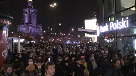 Des milliers de personnes manifestent à Varsovie contre l interdiction