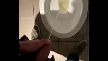 Orinando Con Una Gran Polla Sin Cortar XVIDEOS