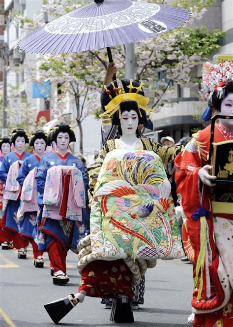 江戸時代の吉原伝統「花魁道中」、現代によみがえる 写真3枚 国際ニュース：afpbb News