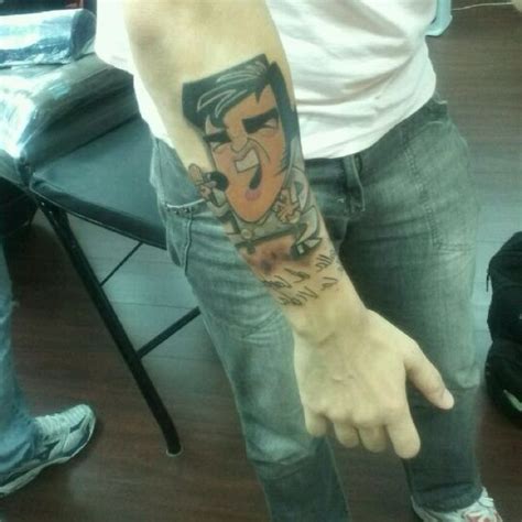 Hub S New Tattoo Is Now Done Right Below Elvis It Says Si Se Calla