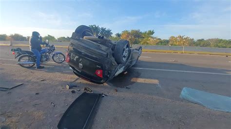 Fuerte accidente entre camión de jornaleros y automóvil se reporta en