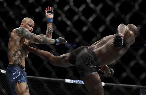 Ufc 235 Jon Jones Golpeando A Anthony Smith En El Ufc 235