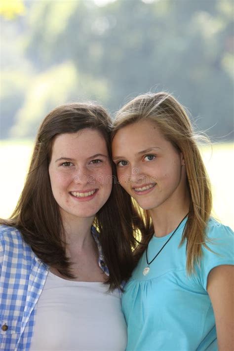 Deux Jeunes Adolescentes De Sourire Attirantes Photo Stock Image Of