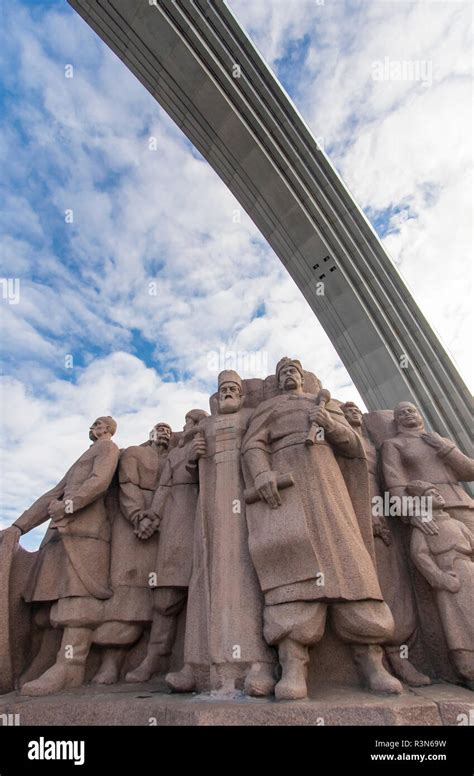 Monumento A La Amistad Entre Los Pueblos Arch Kiev Ucrania Fotografía