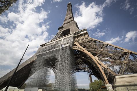 Navire de guerre traverser bibliothèque tour eiffel echafaudage sujet