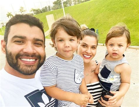 Gusttavo Lima E Andressa Suita Fazem Fotos Em Fam Lia Bem Maior