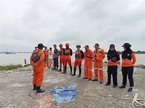 Basarnas Palembang Terus Cari Nahkoda Kapal Yang Tenggelam Di Sungai