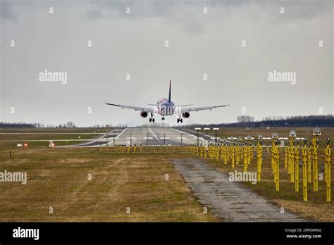 Avion De Passagers Sur La Piste Banque De Photographies Et Dimages