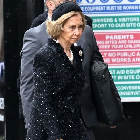 La reina Sofía sorprende en el funeral de Isabel II con un look