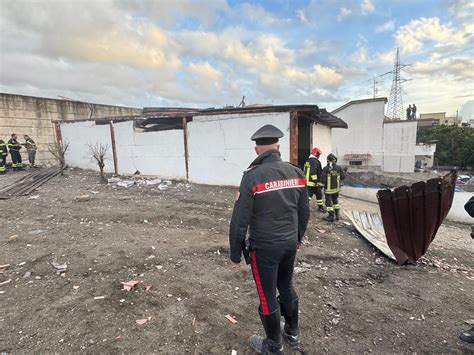 Esplosione Fabbrica Abusiva Di Fuochi D Artificio A Ercolano Sale A