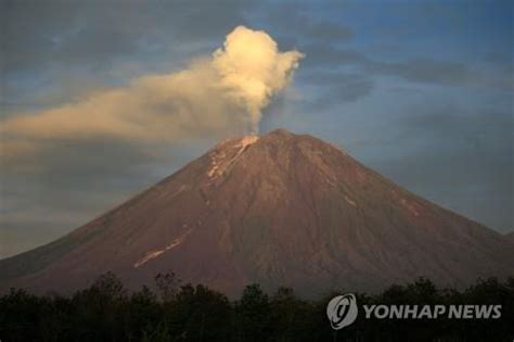 인도네시아 스메루 화산에 화산이류 엄습주민 고립