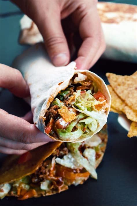 Manos Del Cocinero Que Sostienen El Burrito Foto De Archivo Imagen De