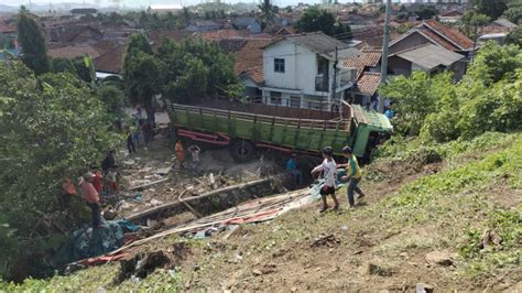 Gegara Ngantuk Dipaksa Truk Pengangkut Ban Mobil Terguling Ke Jurang