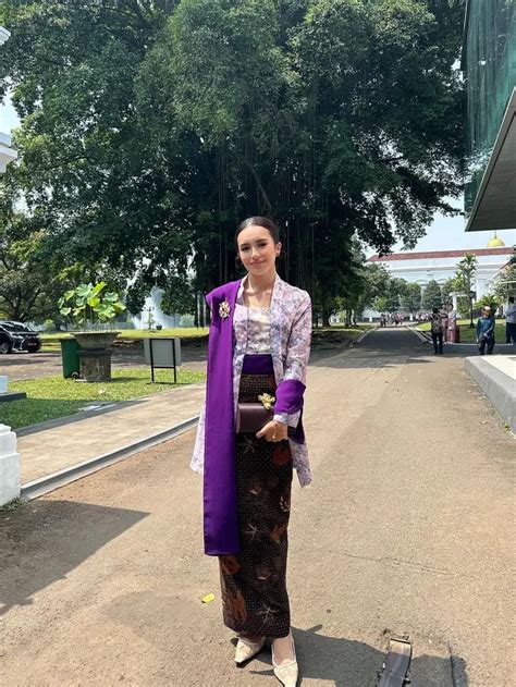 Berbagai Inspirasi Penampilan Elegan Kenakan Kebaya Ungu Dari Beby