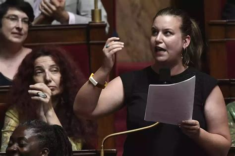 Punaises De Lit Mathilde Panot Brandit Une Fiole Contenant Des Nuisibles à Lassemblée Nationale