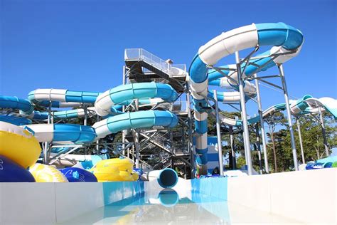 Toboggans gigantesques et piscine à vagues un Aqualand tout neuf à