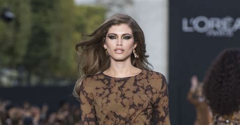 Valentina Sampaio Défilé De Mode Loréal Paris Sur Lavenue Des