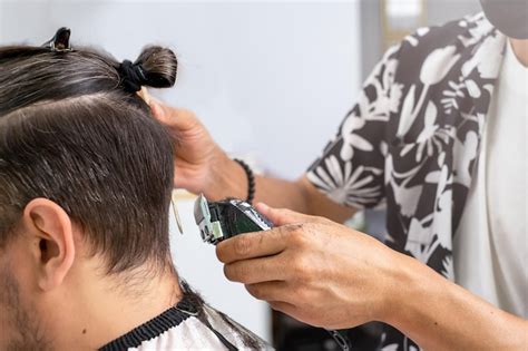 Premium Photo | Men's haircut using a razor