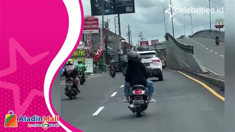 Viral Aksi Heroik Wanita Buka Akses Jalan Untuk Ambulans Video