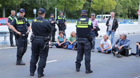 Klimaatactivisten Extinction Rebellion Blokkeren Twee Uur Lang A12 In