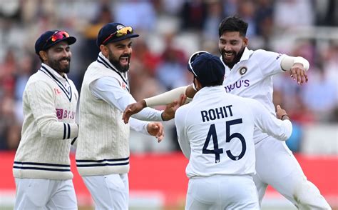 Mohammed Siraj Celebrates With Rohit Sharma Virat Kohli And Ravindra