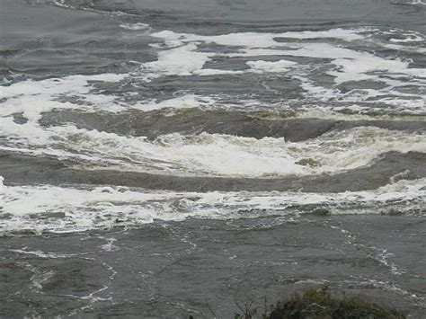 Experience the Thrilling Tidal Bore at Bay of Fundy, Canada