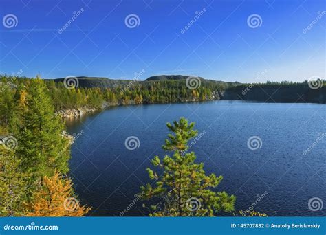 Puesta Del Sol Del Paisaje Del Oto O En El Bosque Cerca Del Lago En Las