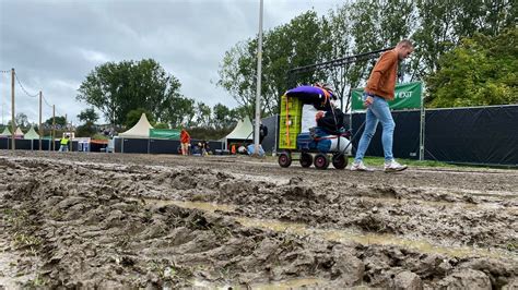 Festivalgangers Trotseren Regen En Modder L1 Nieuws