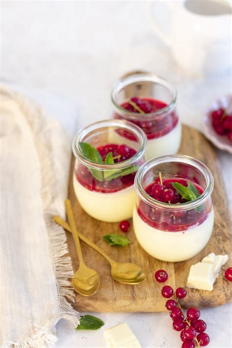 Witte Chocolade Panna Cotta Met Rode Bessen Recept De Kokende Zussen