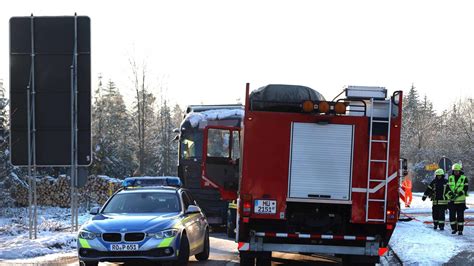 Waldkraiburg Auto Kracht Frontal In Lkw Und Bleibt Stecken Eine