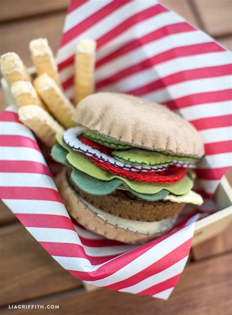 Filzburger Mit Pommes Felt Food Diy Felt Diy Felt Crafts Diy Crafts