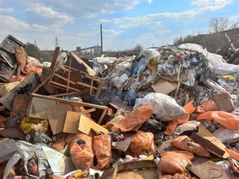 В Иванове на улице Куконковых появилась огромная свалка мусора ...