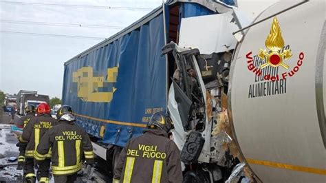 Superstrada Fi Pi Li Tamponamento Tra Camion Quattro Chilometri Di