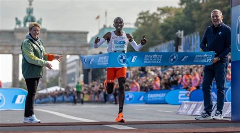 ELIUD KIPCHOGE PULVERIZÓ SU PROPIO RÉCORD MUNDIAL EN EL MARATÓN DE