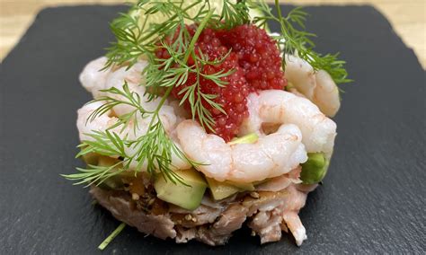 Forret med varmrøget laks rejer og avocado Mad og fritid Shrimp