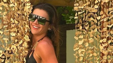 Poderosa Mirella Santos posa de fio dental e corpo magérrimo choca