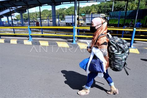 Kepulangan Pekerja Migran Saat Larangan Mudik Antara Foto