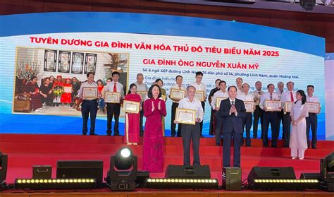 vinh danh  gia dinh van hoa tieu bieu thanh pho ha noi nhan ngay gia