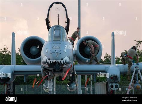 Los Aviadores De La Fuerza A Rea Suben A Un A Thunderbolt Ii Para