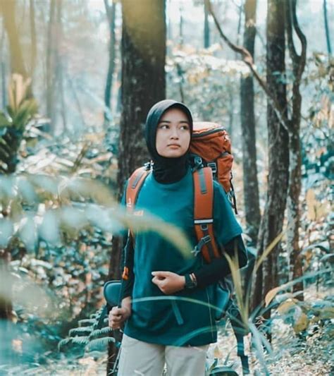 Outfit Naik Gunung Wanita Hijab Yang Simpel Tapi Keren