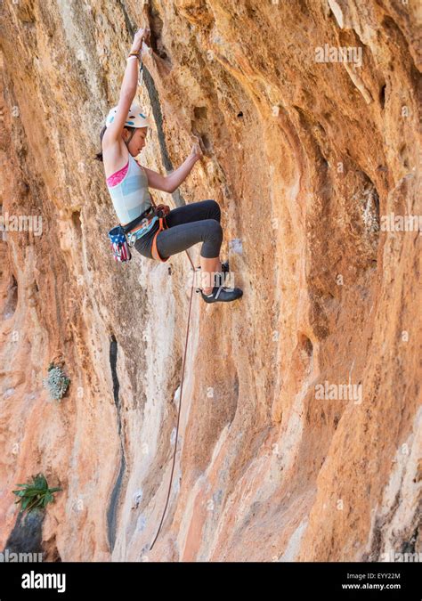 Ni A De Raza Mixta Muro De Escalada Fotograf A De Stock Alamy