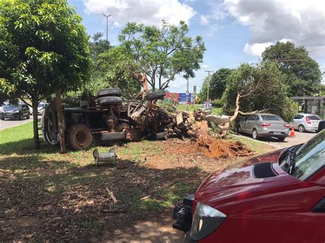 Motorista Perde Controle Da Dire O E Caminh O Tomba Ap S Atingir