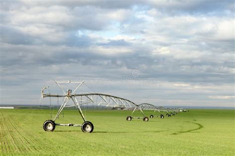 A Center Pivot Agricultural Irrigation System. Stock Photo - Image of cultivation, agriculture ...