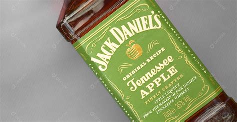 Garrafa de Jack Daniels sabores Maçã sobre fundo branco download