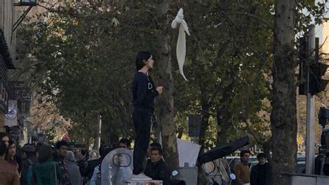 Una Mujer Se Quitó El Velo En Plena Protesta Y Se Transformó En El Símbolo De La Lucha Contra El