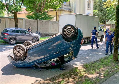 Auto Ribaltata A Busto Arsizio VareseNews Foto