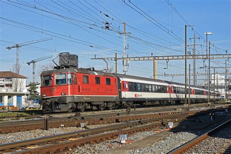 Re 4 4 II 11149 durchfährt den Bahnhof Pratteln Bahnbilder de