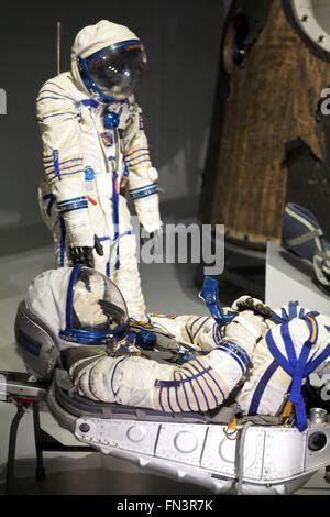 Costume de l espace de la première dans l espace humain le cosmonaute