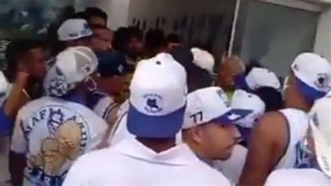 Integrantes De Torcida Organizada Invadem Ct Do Cruzeiro Estad O